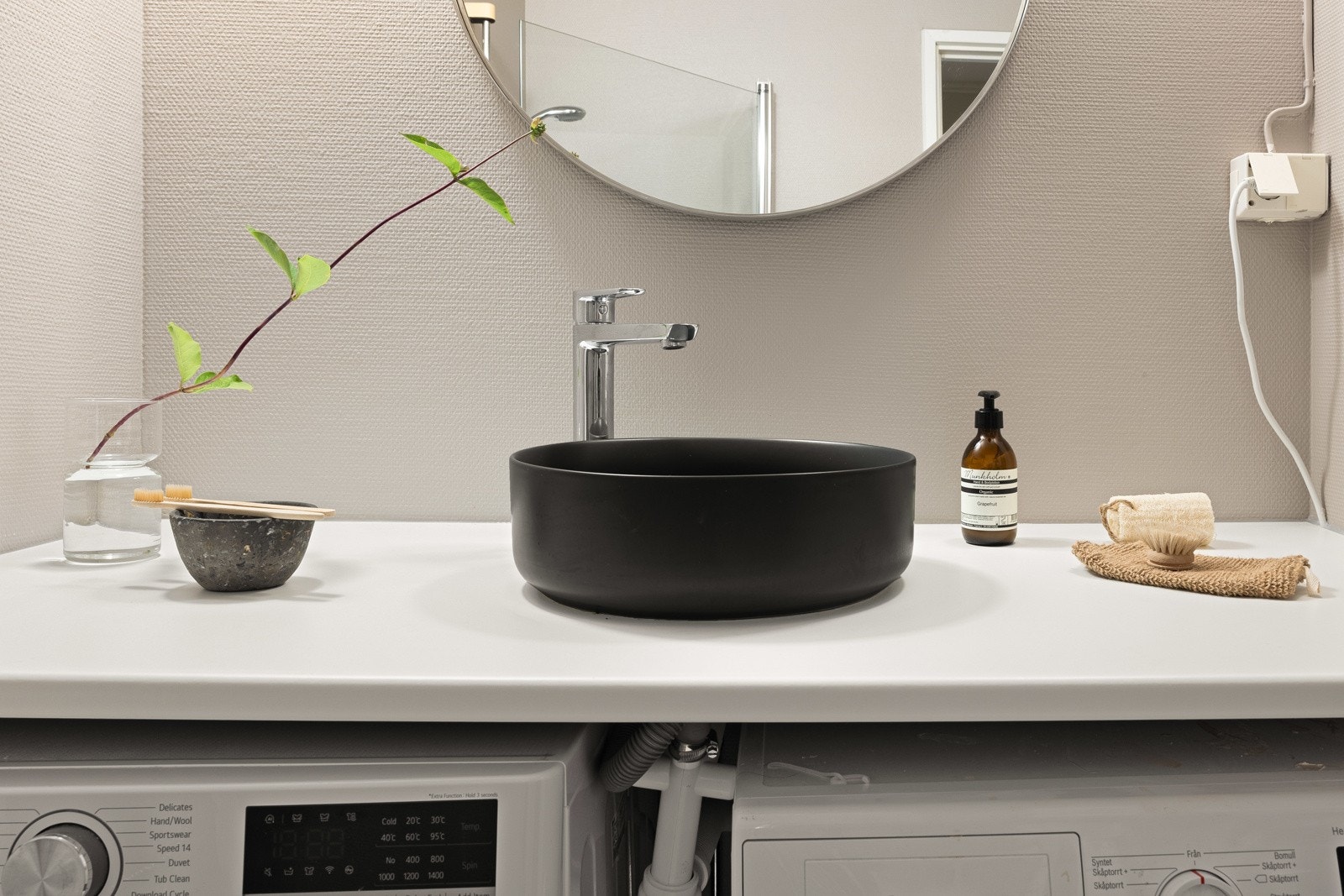 Badet er innredet med dusj med glassvegger, toalett, baderomsinnredning og opplegg for vaskemaskin. Galleribilde