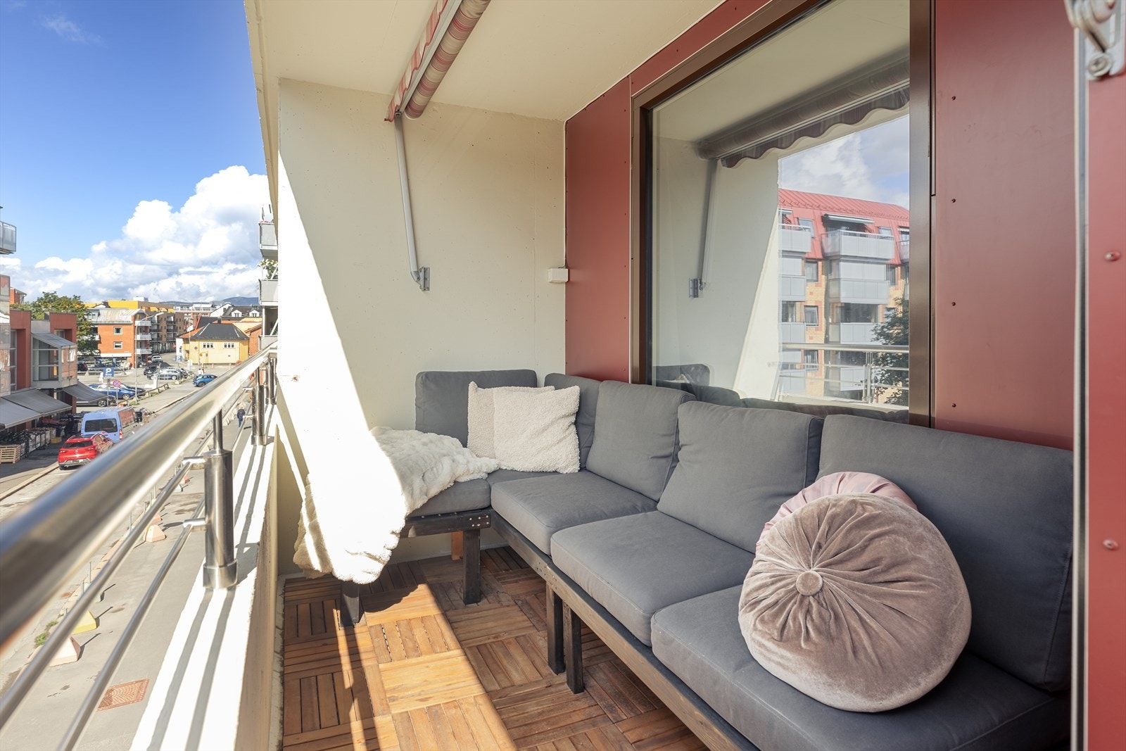Fra stuen er det utgang til en overbygget balkong på ca. 12 m² Galleribilde