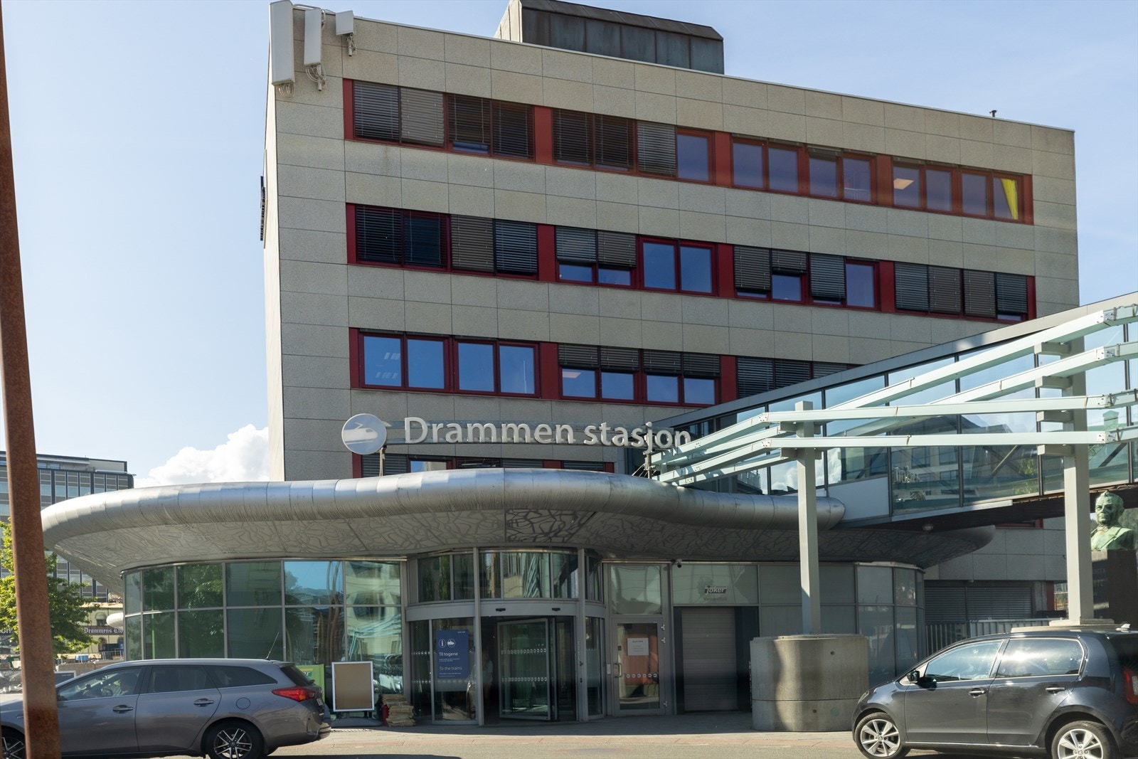 Det er ca. 3 minutters gange til Drammen stasjon Galleribilde
