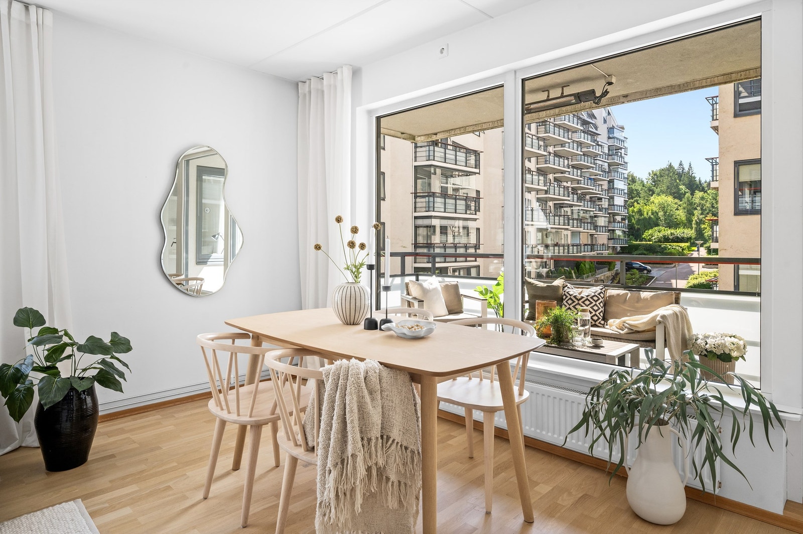 Leiligheten disponerer parkeringsplass 258 i felles garasjeanlegg. Det er mulighet for etablering av ladeboks. Enkel adkomst med heis. Galleribilde