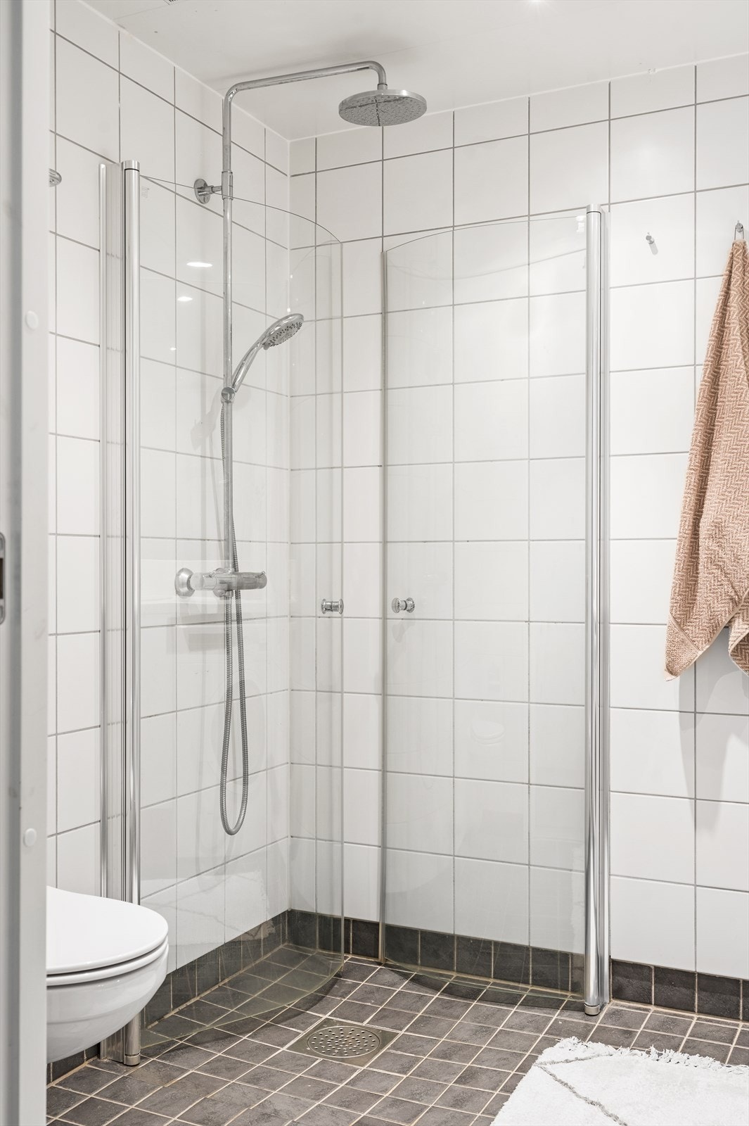 Badet har opplegg for vaskemaskin og mekanisk avtrekk. Vaskemaskin medfølger. Galleribilde