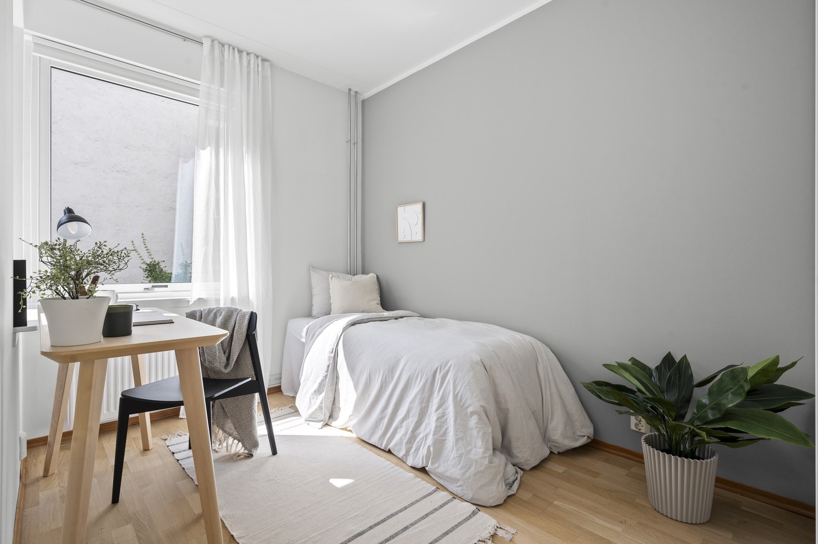 Leilighetens andre soverom har god plass for seng med tilhørende nattbord og garderobeskap. Galleribilde