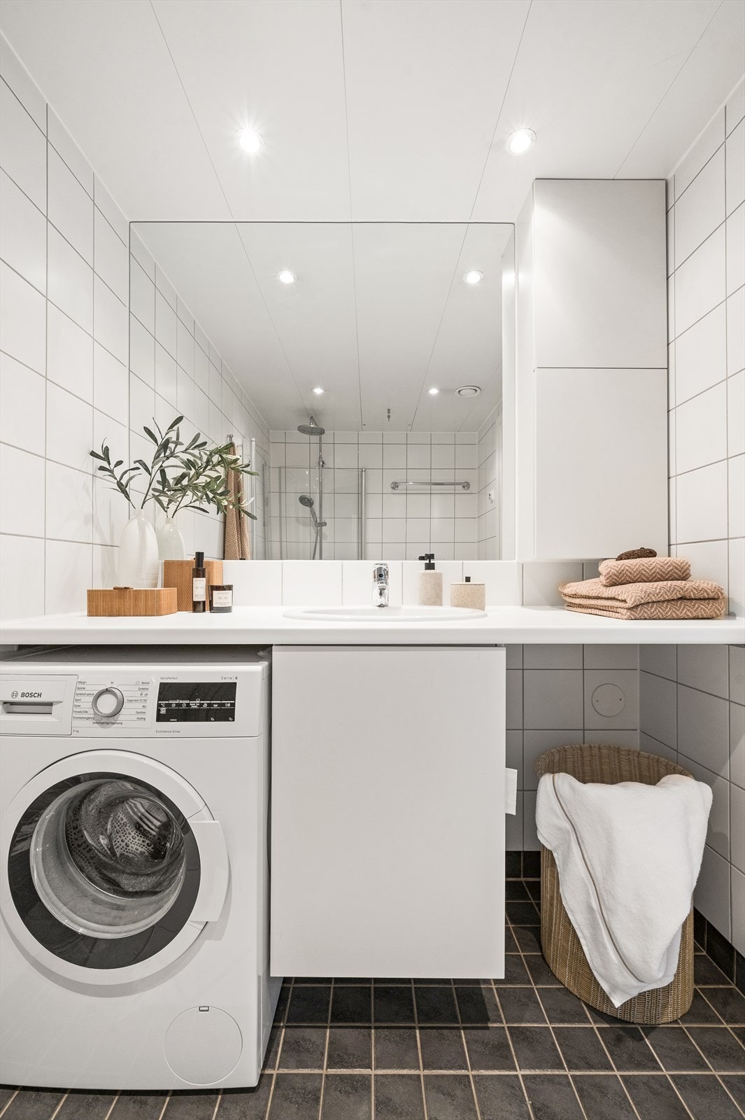 Innredningen består av servant med skapinnredning, vegghengt toalett og dusjhjørne med innfellbare glassdører. Galleribilde