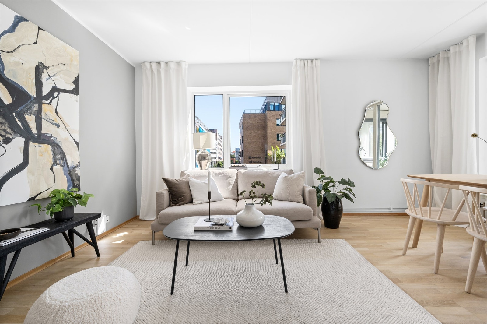 Her det det god plass for sofa, tilhørende salongbord, tv-seksjon og større spisebord. Galleribilde