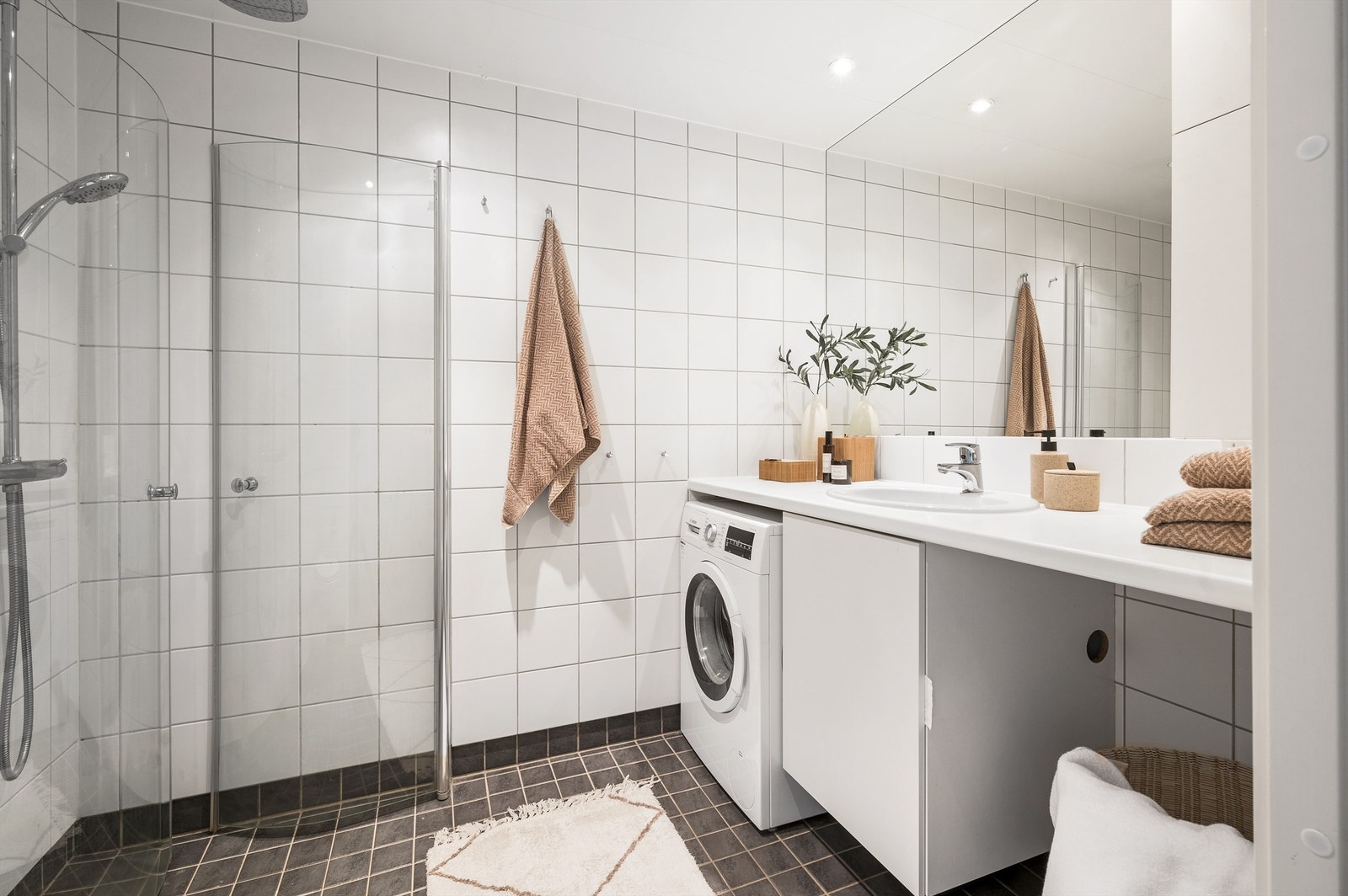 Delikat og pent flislagt bad med varme i gulv. Nedsenket himling med downlights. Galleribilde