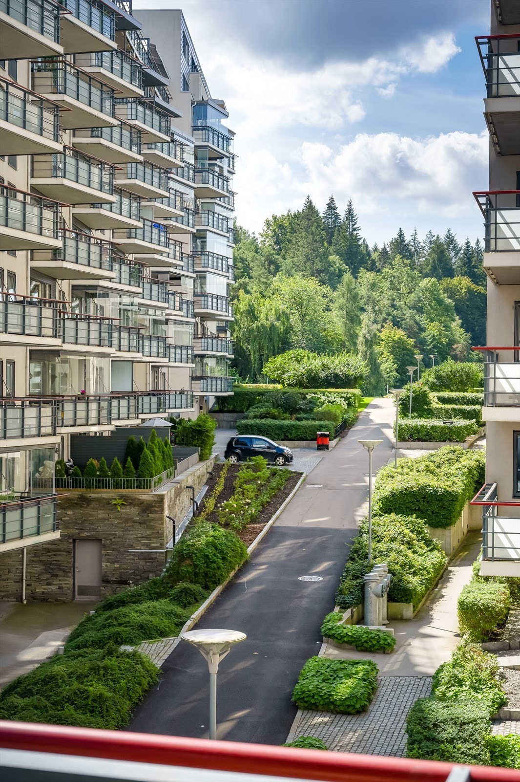 Området er stille og rolig. Balkongen vender inn mot bakgården. Galleribilde