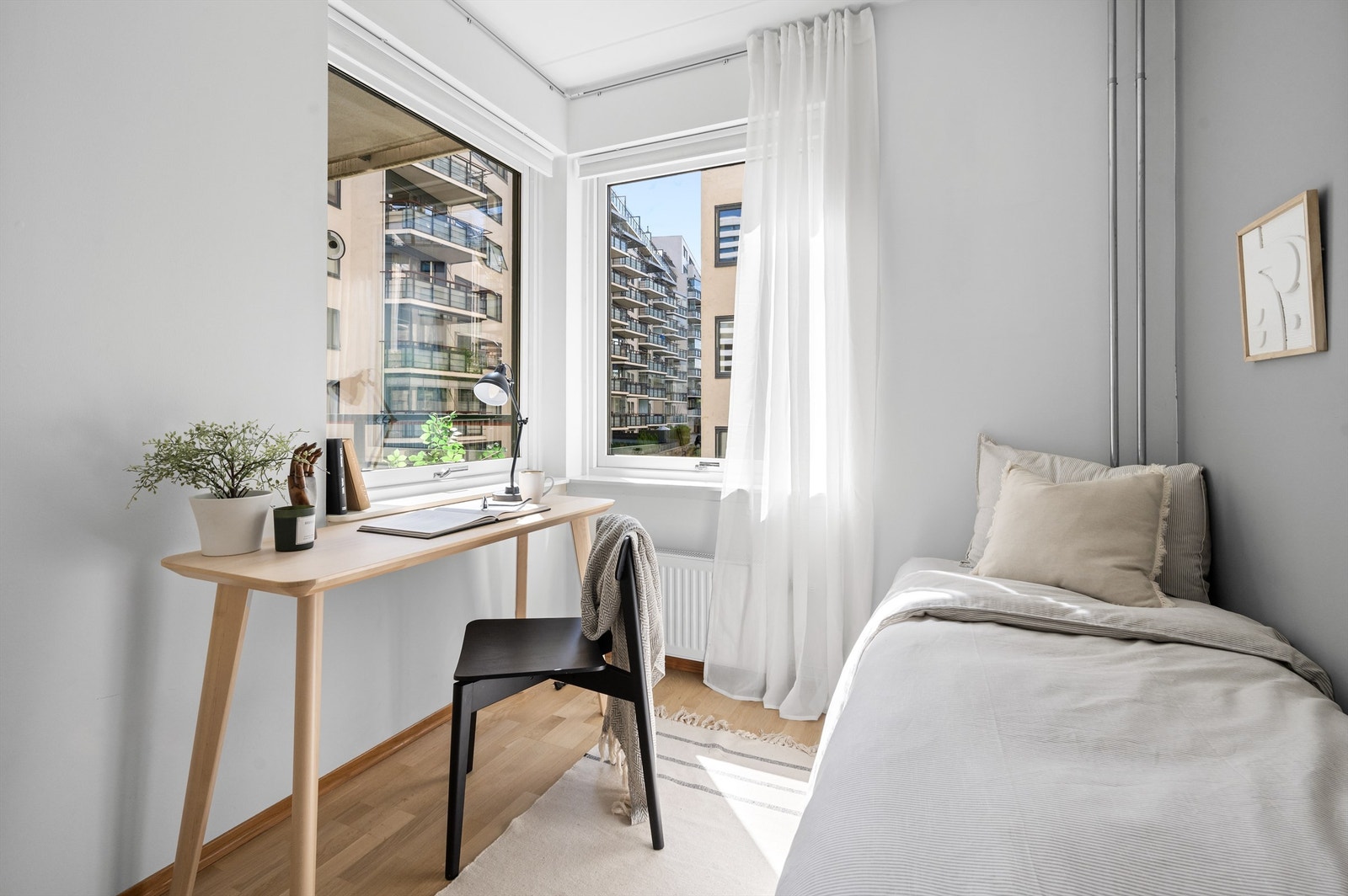 Rommet er naturlig fleksibelt i bruk og passer perfekt som barnerom, gjesterom eller kontor. Galleribilde