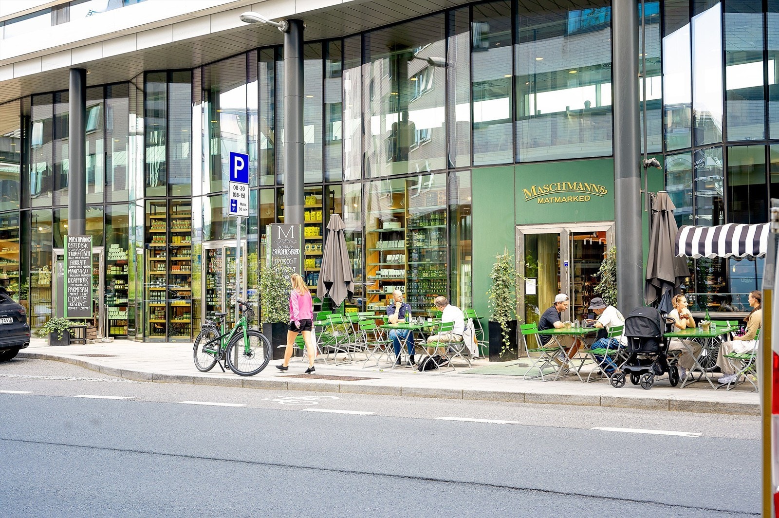 Karenlyst Allè kan by på flere spennende butikker, serveringssteder og hyggelige kafeer! Galleribilde