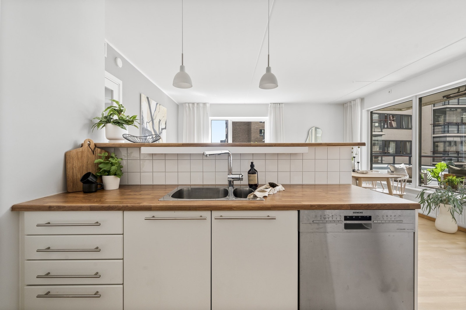 Hvitevarene er integrerte med induksjonstopp og stekeovn. Det er plass for frittstående kjøleskap og opplegg til oppvaskmaskin under benkeplate. Avtrekk over kokeplass. Galleribilde