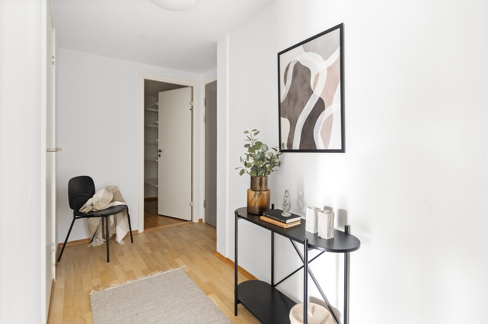 I forbindelse med entréen er det også tilgang til en romslig innvendig bod som sørger for rikelig med oppbevaringsplass. Leiligheten disponerer også en kjellerbod på 6 kvm. Galleribilde