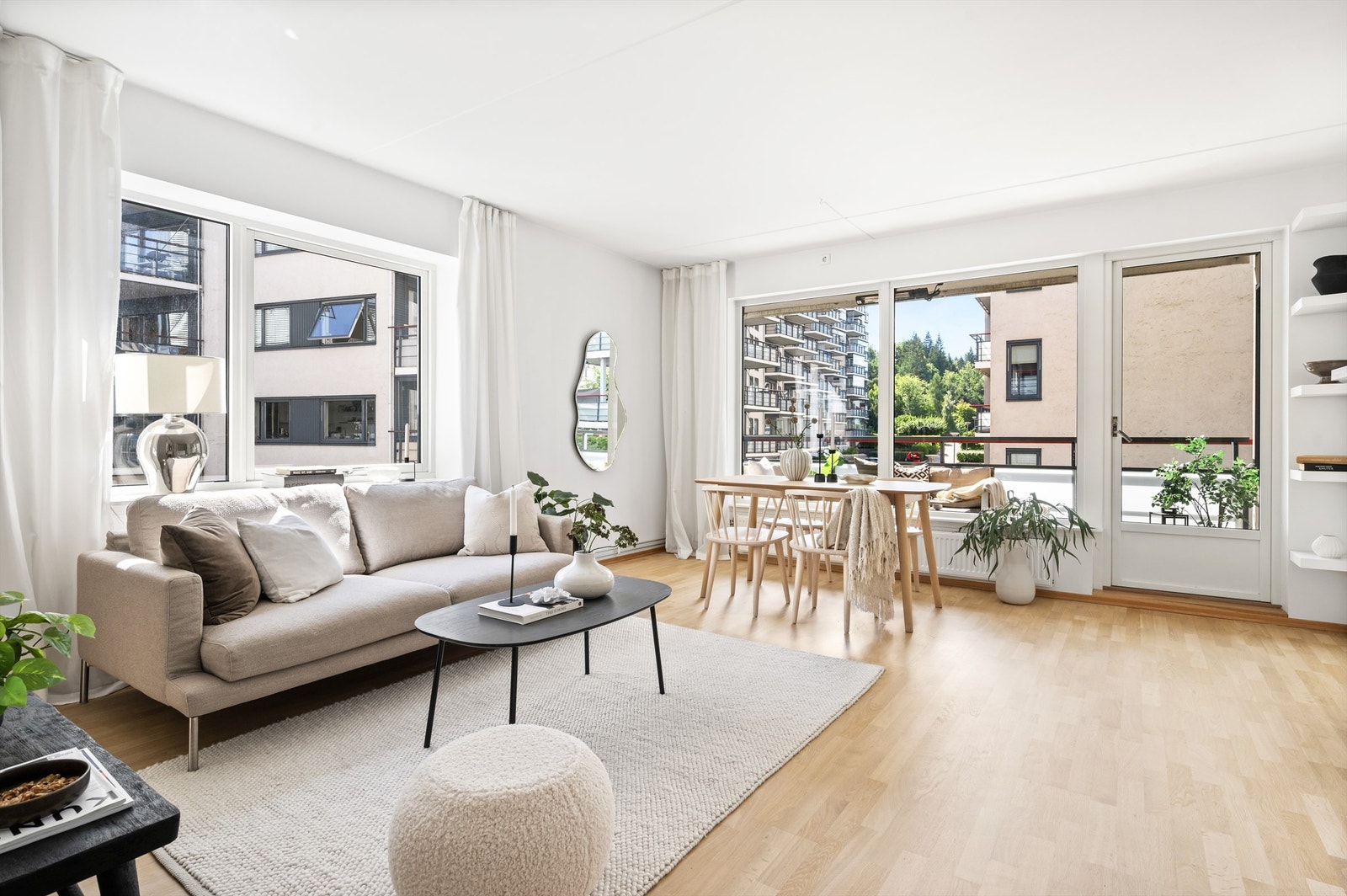 Lys og romslig stue med store vindusflater som slipper inn rikelig med lys og skaper en luftig atmosfære. Beliggenheten på hjørnet sørger for lysinnslipp fra to sider og leiligheten er fylt med dagslys store deler av dagen. Galleribilde