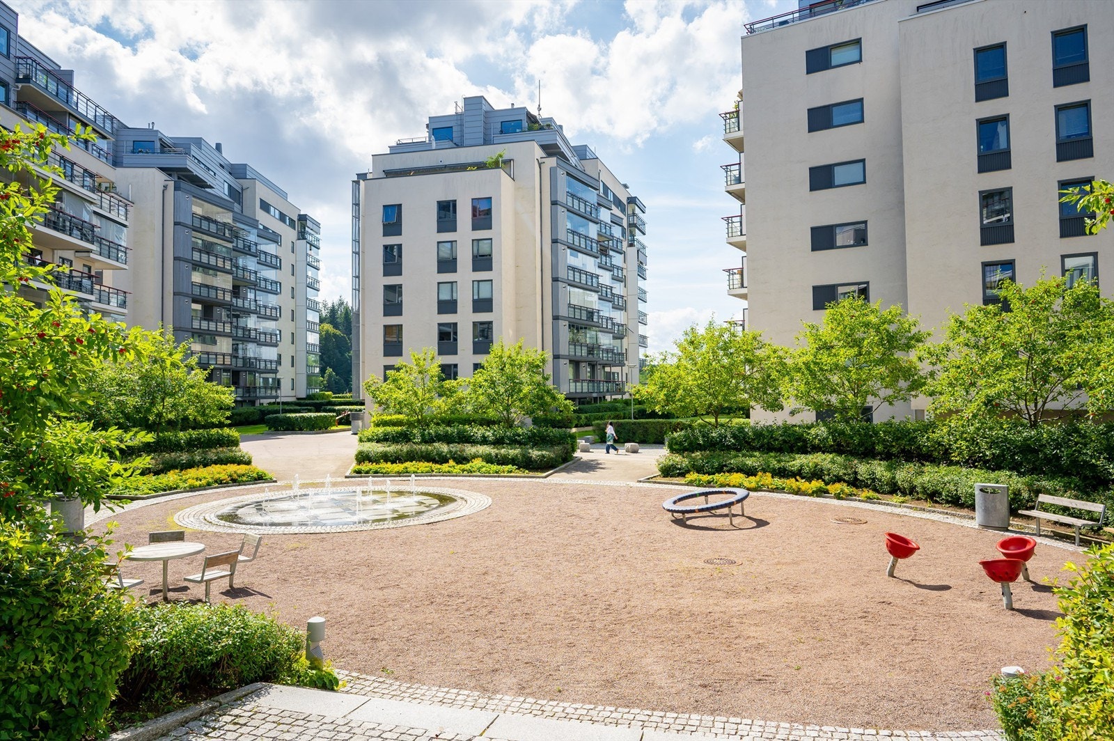Flott opparbeidet felles tomt med flere sittegrupper, grøntarealer med diverse beplantning og fontene. Galleribilde