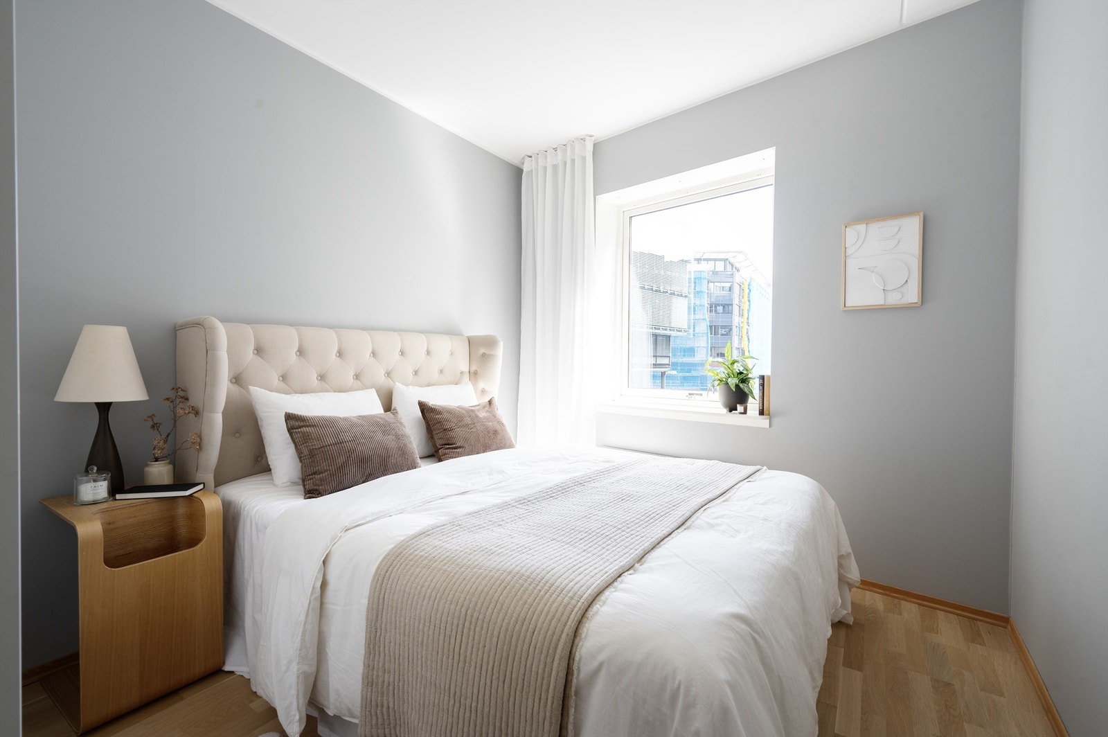 Hovedsoverommet har god plass til dobbeltseng med tilhørende nattbord og godt med oppbevaringsplass i romslig garderobeskap. Galleribilde