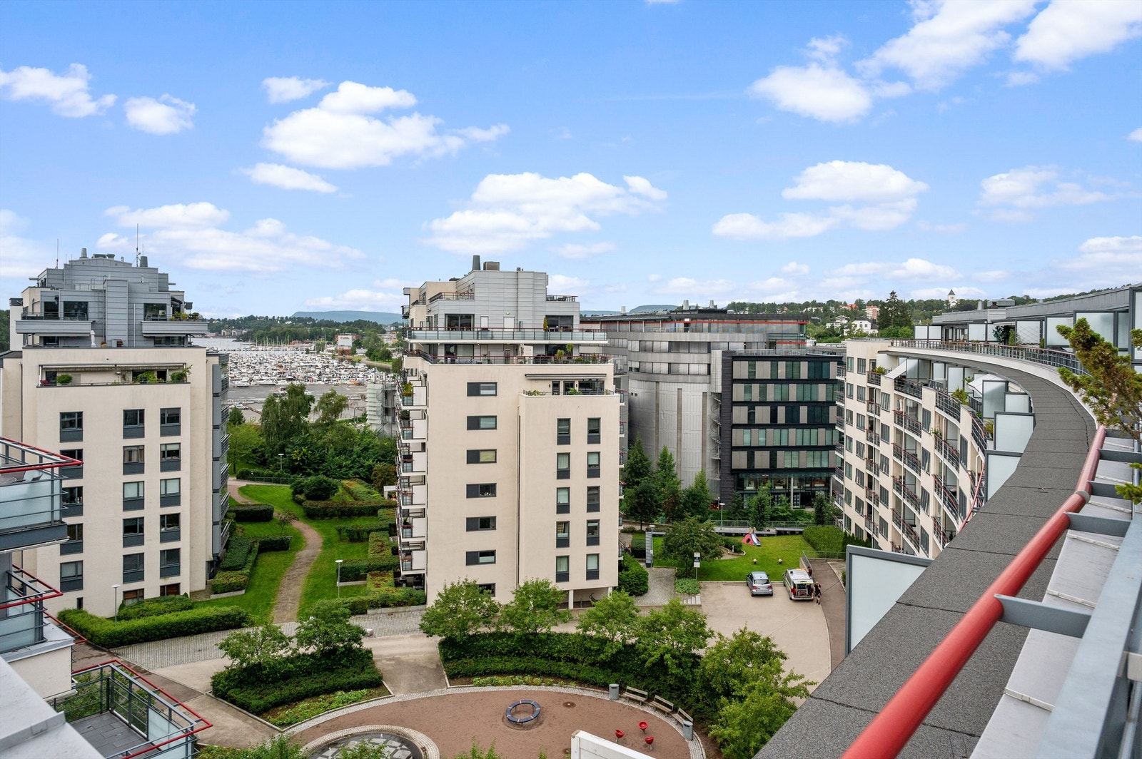 Takterrassen har flere sittegrupper og upåklagelige sol- og utsiktsforhold. Galleribilde