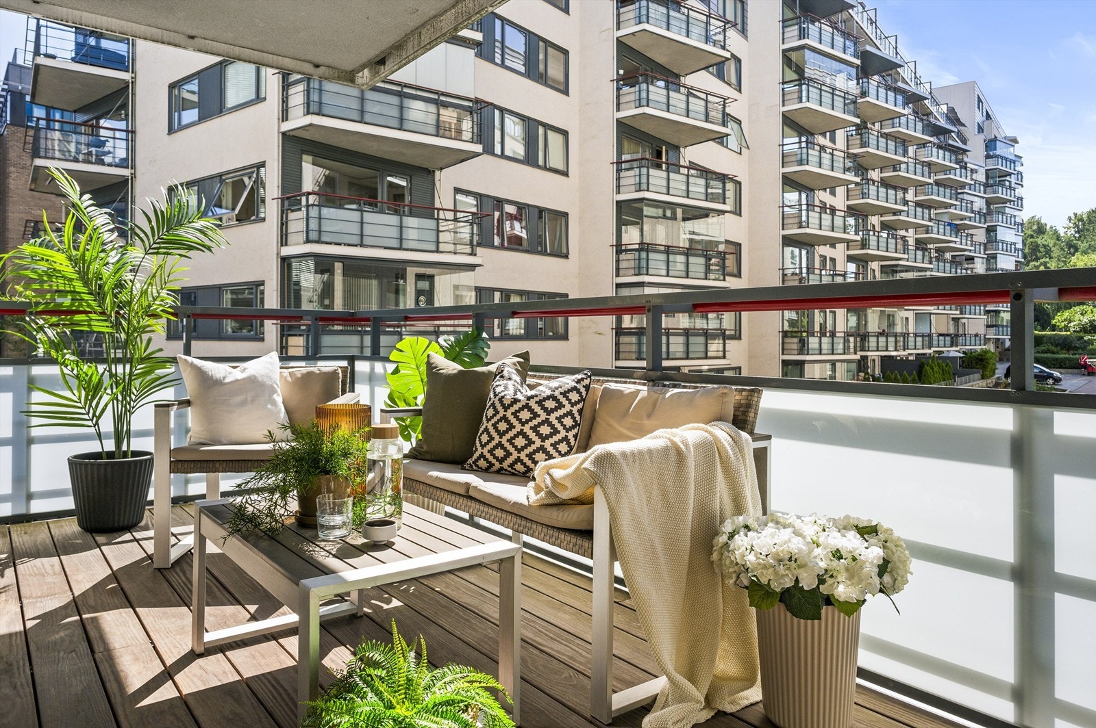 Her kan du innrede med utemøblement og skape et hyggelig uterom i rolige omgivelser som innbyr til morgenkaffe eller et glass vin på kveldene. Galleribilde