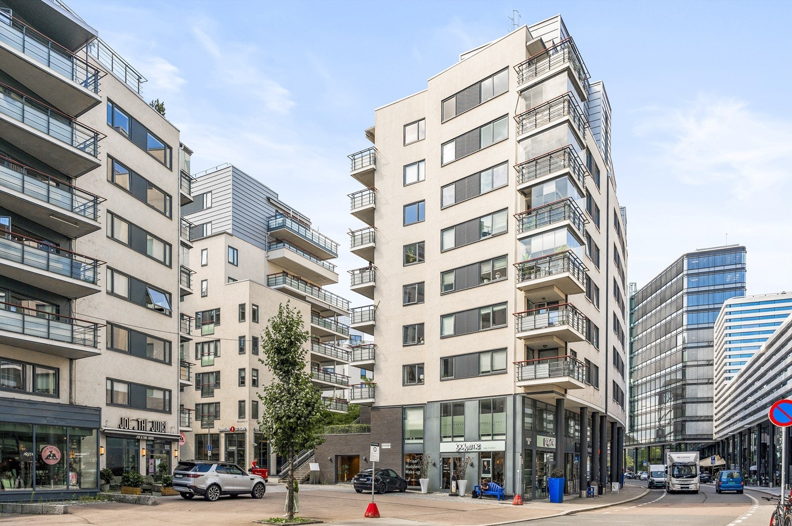 Via gangveier rett utenfor døren er det kort avstand til Bygdøylandet med flotte rekreasjonsområder som tur - og sykkelstier samt flere strender som Paradisbukta, Bygdøy Sjøbad og Huk. Galleribilde