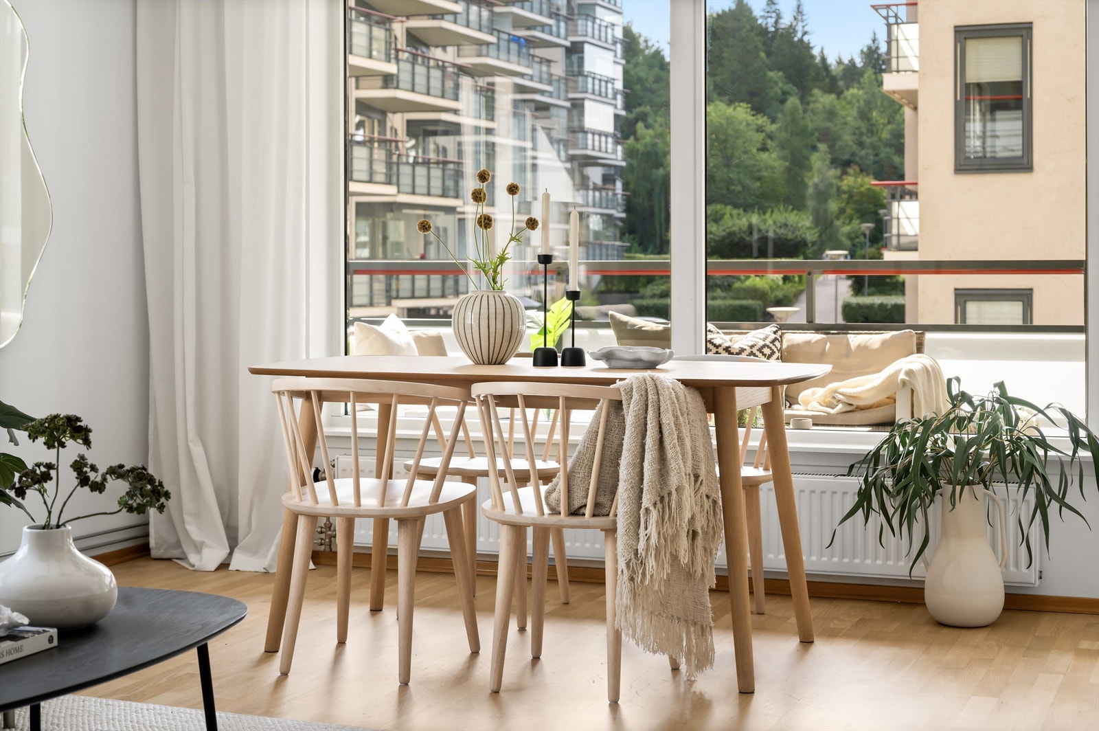 Boligen varmes opp av vannbåren varme tilknyttet radiatorer. Fyring og varmtvann er inkludert i felleskostnadene. Galleribilde