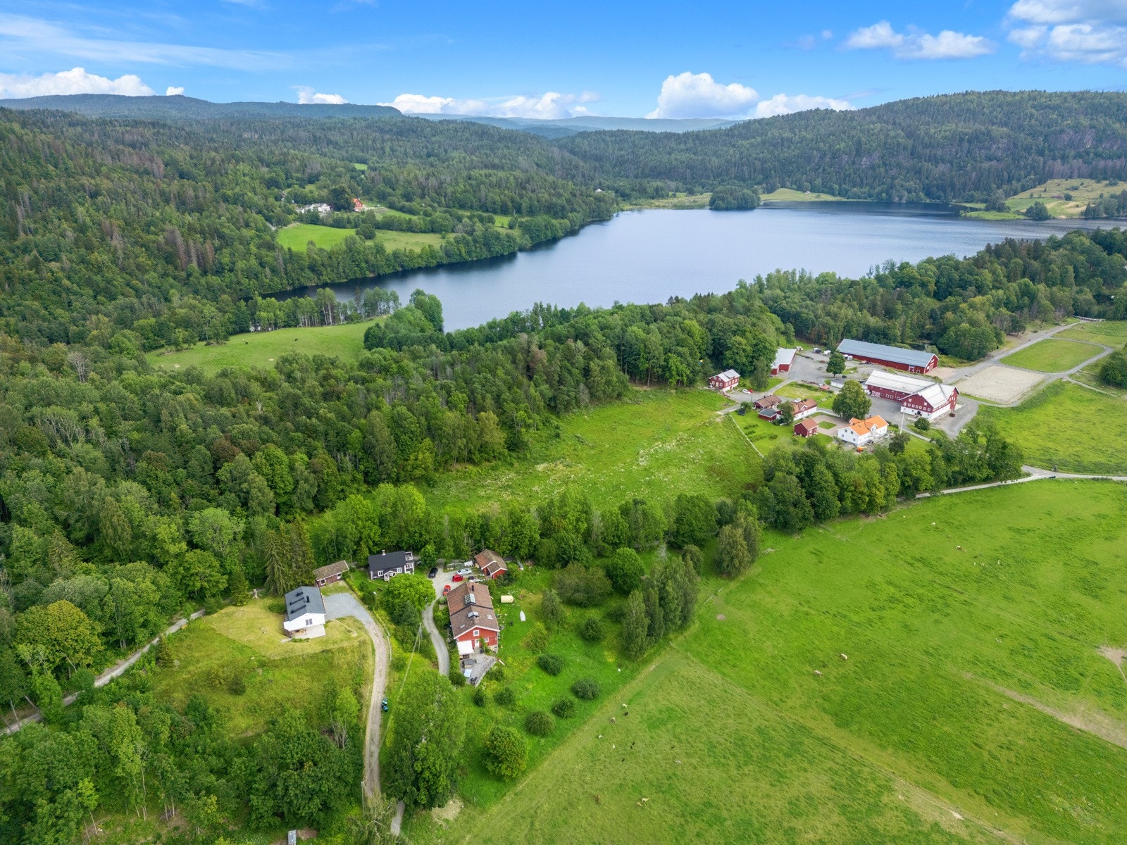 Usjenert, landlig og idyllisk beliggende på Sem med kort vei til Semsvannet og Vestmarka. Galleribilde
