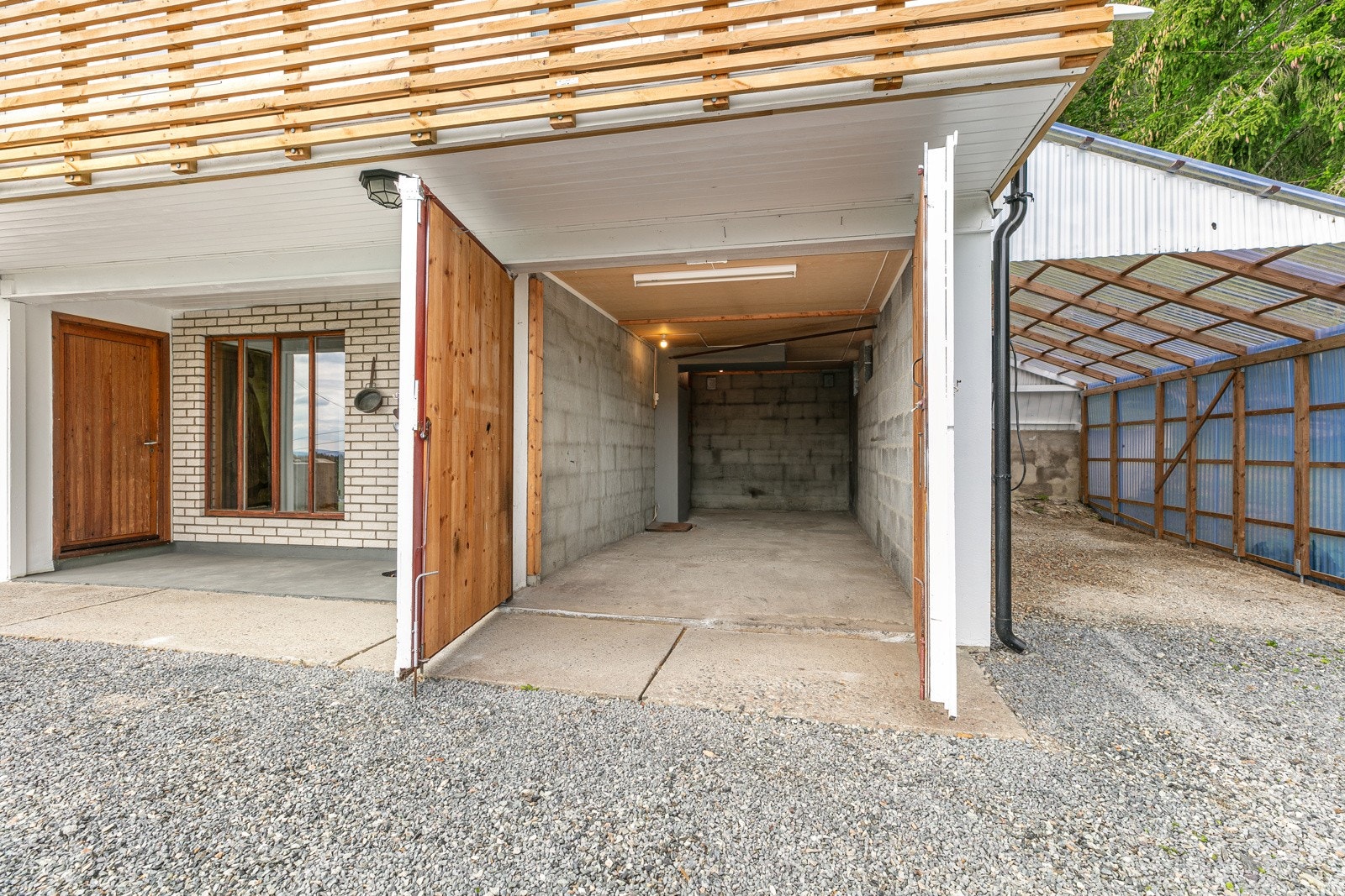 Parkering med garasjeplass for 1 bil og carport for 1 bil. For øvrig godt med parkering på egen tomt. Galleribilde