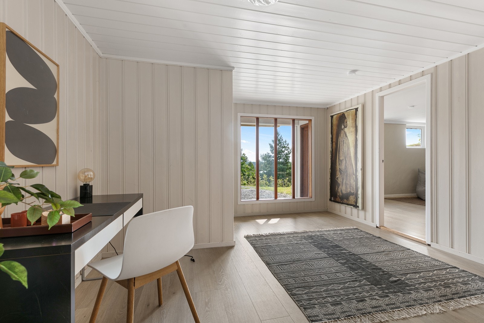 Fra entreen kommer du inn i en romslig hall med plass til garderobeskap. Galleribilde