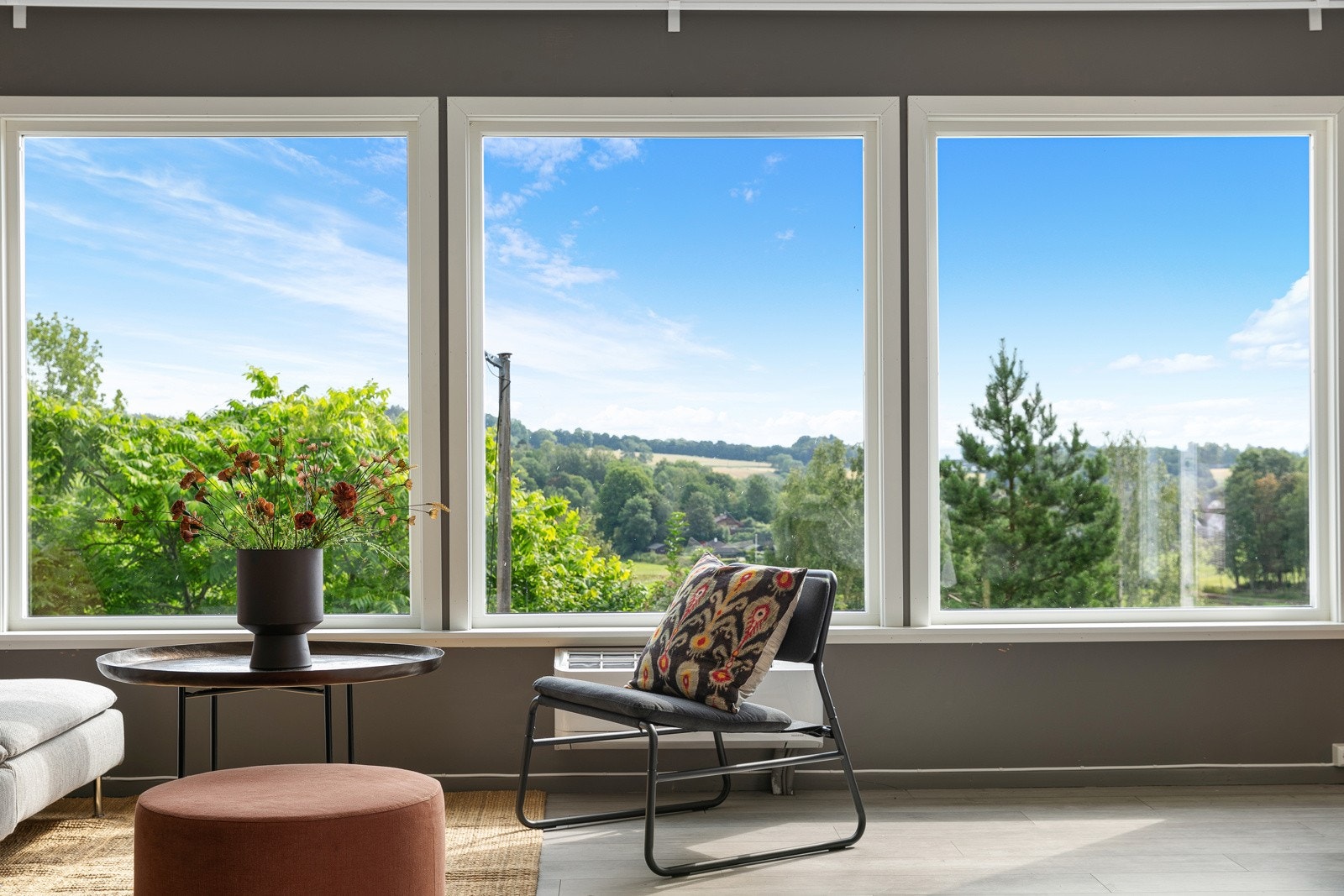 Fra stuen har man en flott utsikt over grøntarealer og utgang til en fin terrasse på 39 kvm. Galleribilde
