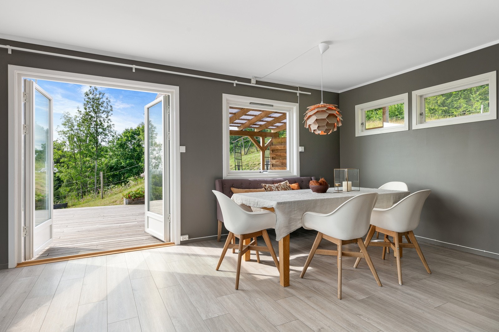 Stuen og kjøkkenet ligger i åpen løsning til hverandre og det er god plass til et spisebord i forbindelse med kjøkkenet. Galleribilde