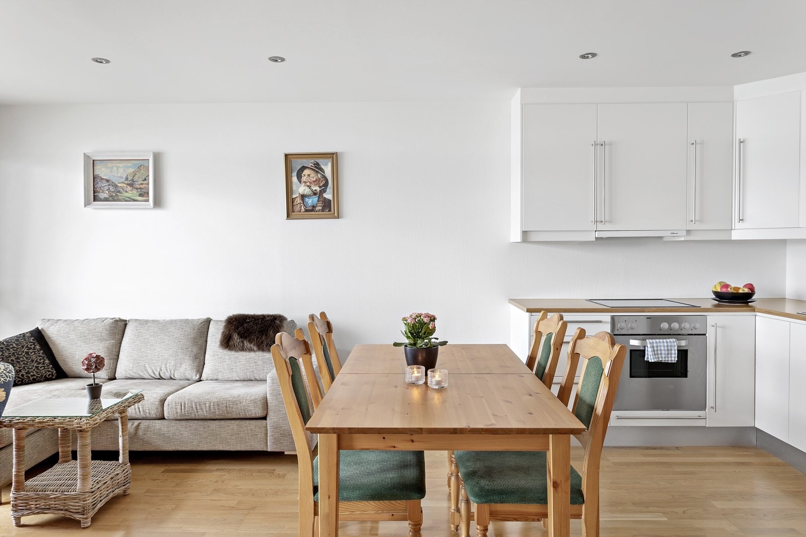 Stuen har akkurat god nok plass til å innrede med flere seksjoner, som spise- og sittegruppe. Galleribilde
