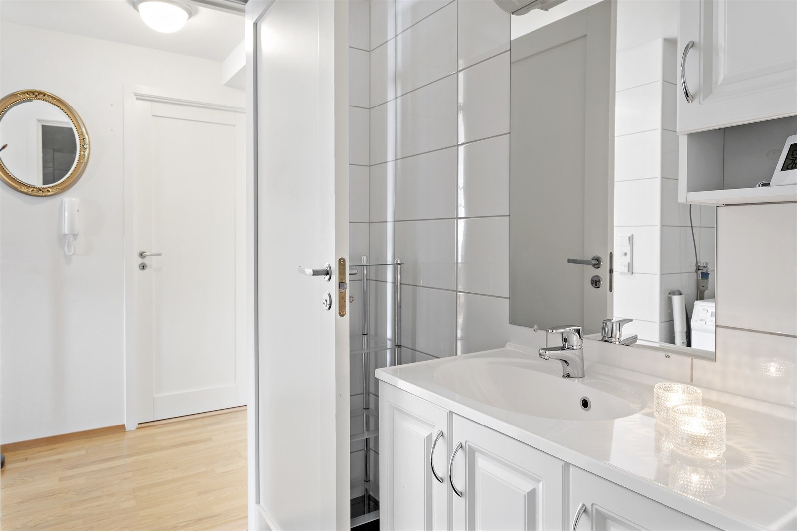 Badet er lekkert med keramiske fliser på både gulv og vegger, samt slett himling. Galleribilde