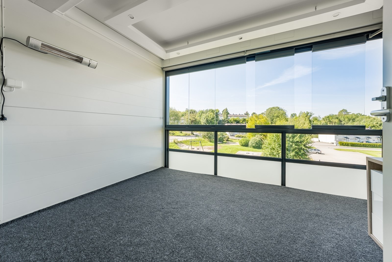 Fra stuen / kjøkkenet er det utgang til en innglasset balkong med vinduer som kan åpnes og lukkes etter behov. Galleribilde