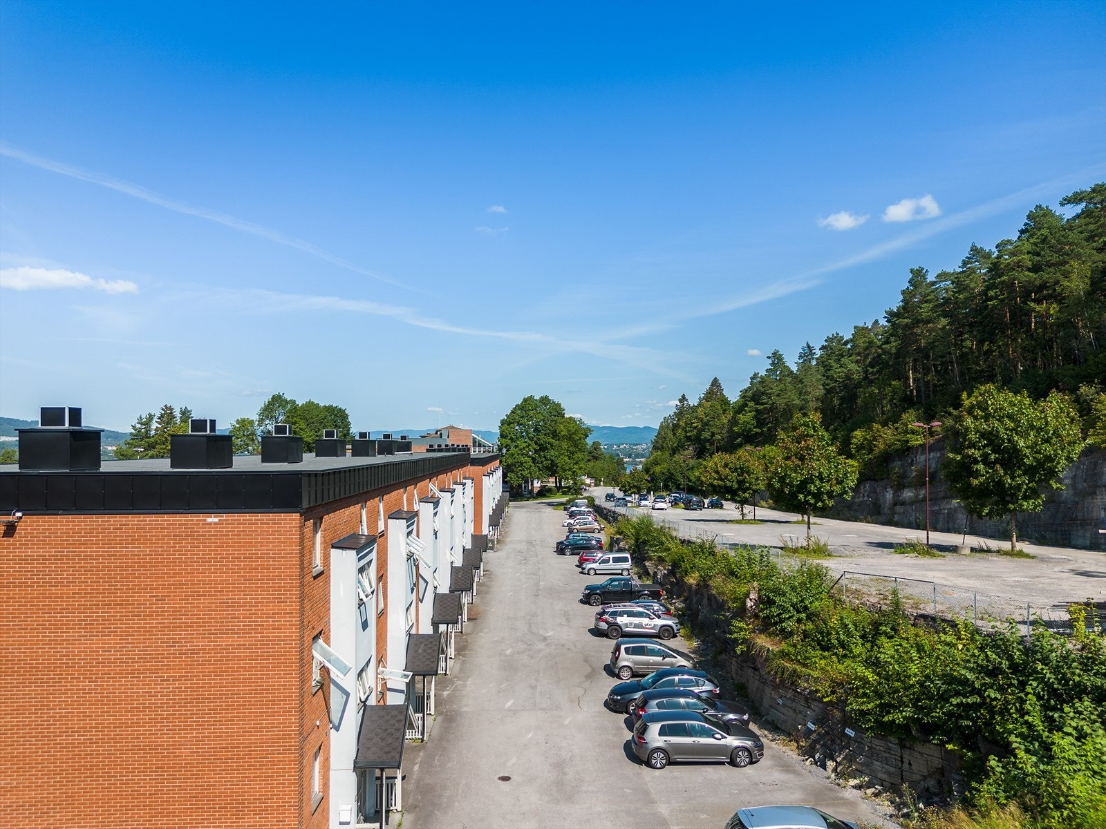 Tomten er opparbeidet med gressplen og asfalterte biloppstillingsplasser Galleribilde