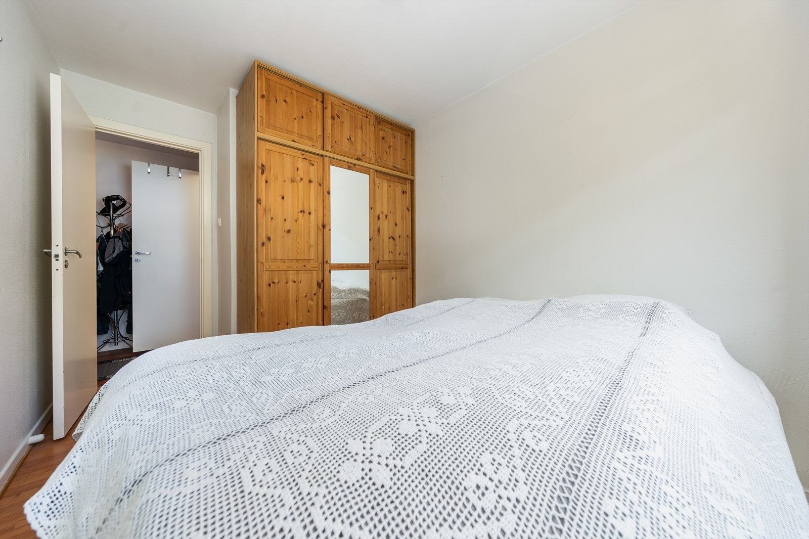 Det er god plass for oppbevaringsmøblement på soverommet. Galleribilde