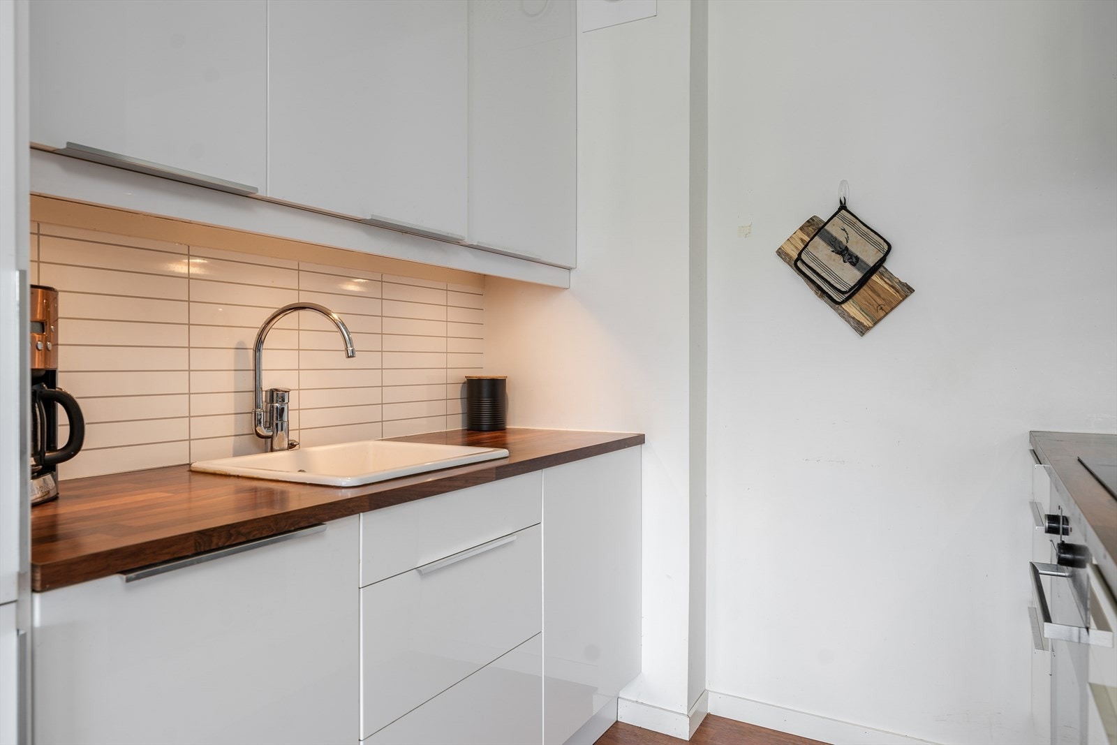 Laminert benkeplate med gode arbeidsflater med nedfelt oppvaskkum. Galleribilde