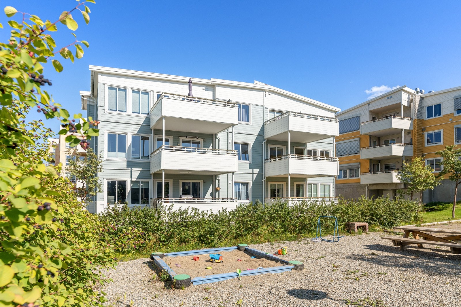 Leiligheten ligger fint til i 2. etasje, vendt mot sør og vest. Galleribilde