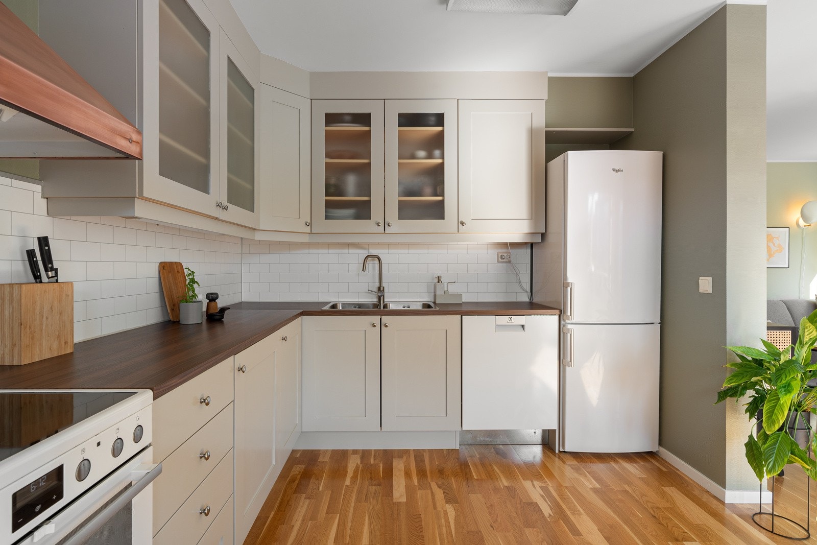 Kjøkkeninnredning er malt, og benkeplate og håndtak er skiftet. Galleribilde