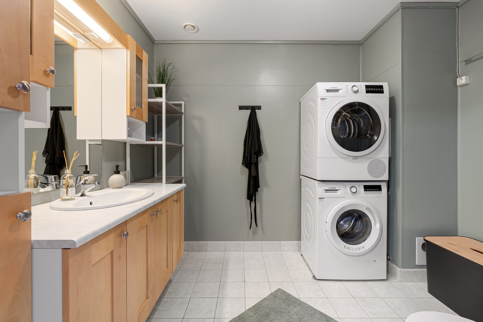 Baderomsinnredningen har gode oppbevaringsmuligheter. Galleribilde