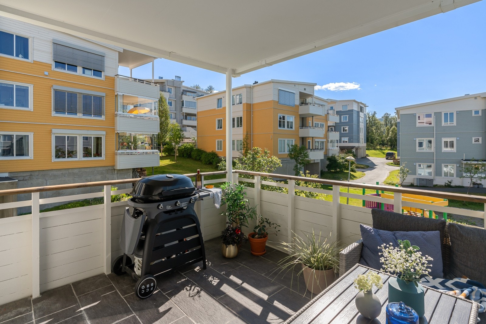 Ut fra stuen er det romslig balkong med svært gode solforhold og fin utsikt. Galleribilde