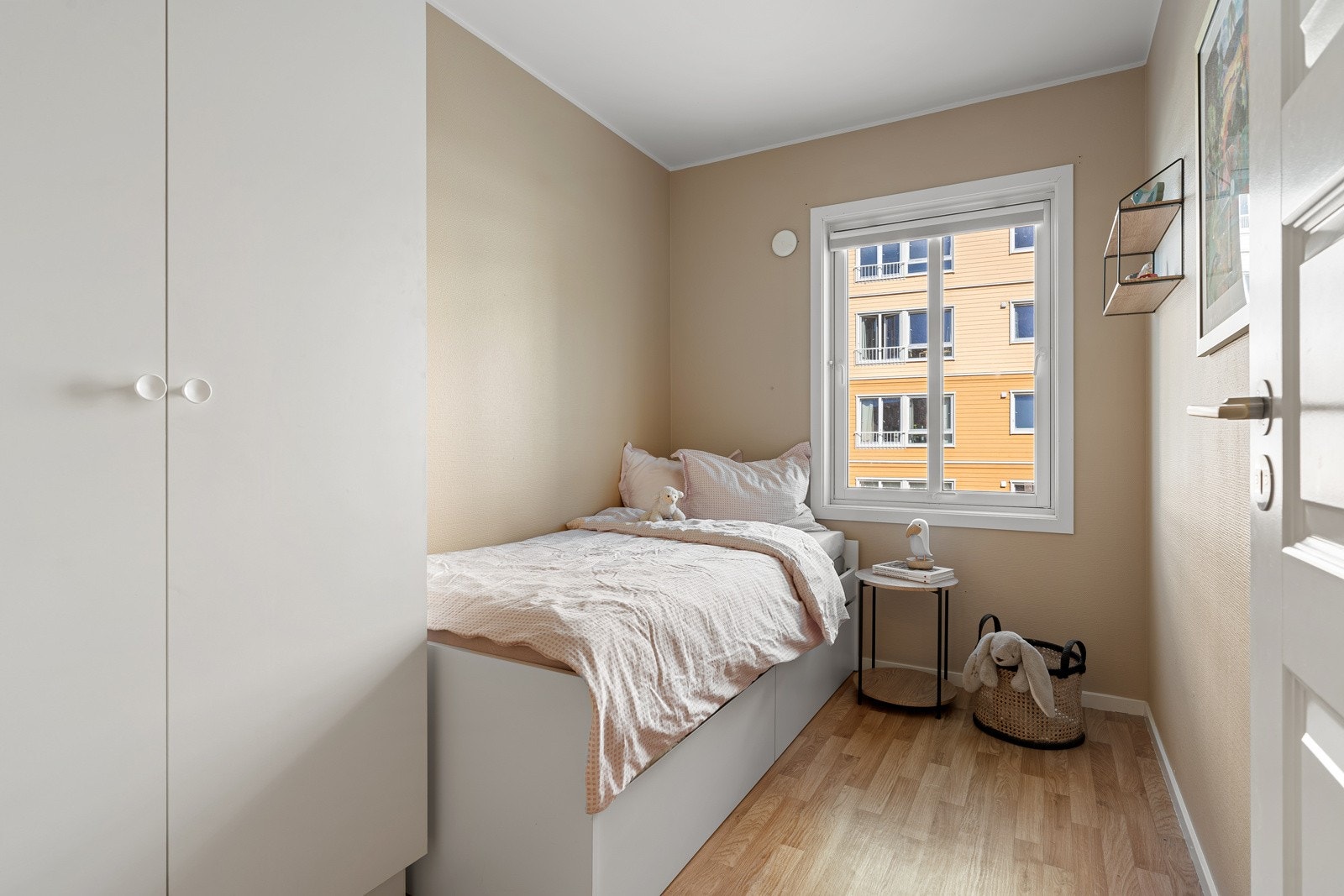 Garderobeskap med gode oppbevaringsmuligheter er det også på soverom 2. Galleribilde