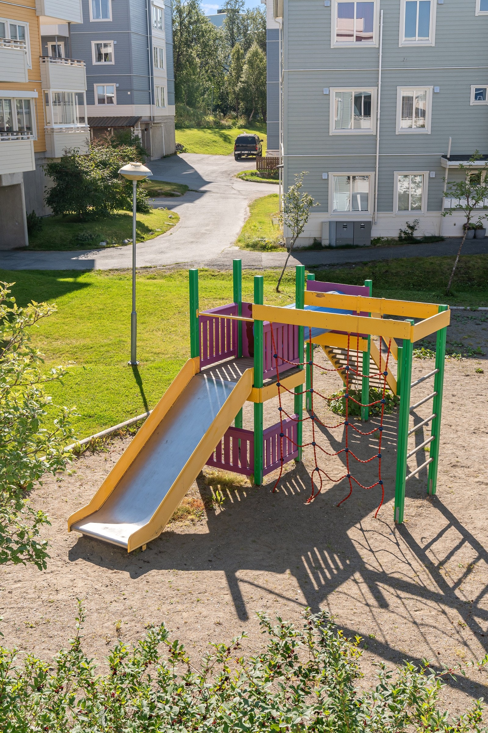 Svært fine internområder mellom byggene med lekeplasser og sittegrupper. Galleribilde