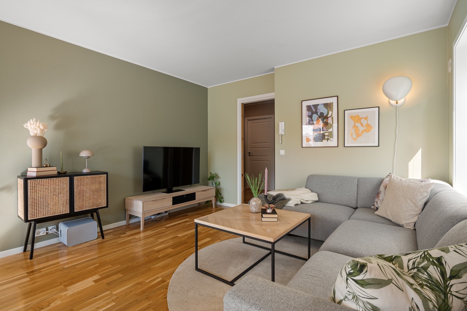 Her er det naturlige soner for både sofagruppe med TV og spisebord. Galleribilde