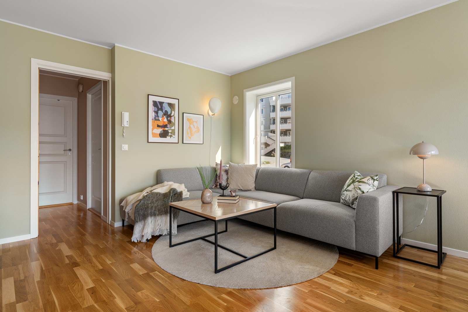 Leiligheten framstår romslig, moderne og pent overflateoppusset. Galleribilde