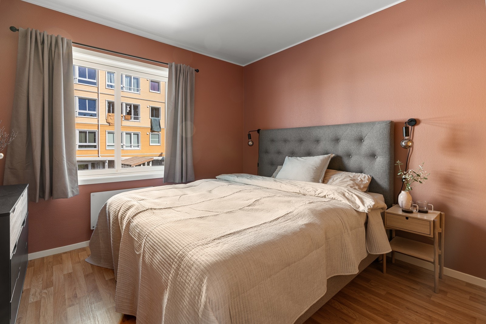 Leiligheten har to gode soverom. Hovedsoverommet har god plass for stor seng med tilhørende nattbord. Galleribilde