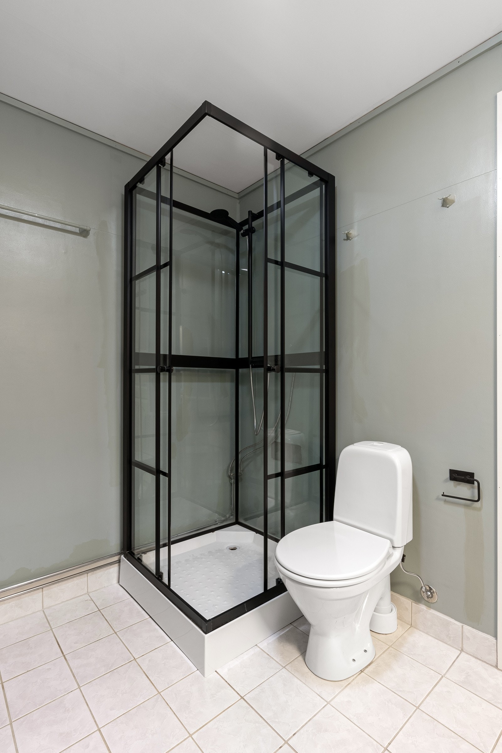 Nytt moderne dusjkabinett er satt inn på badet. Galleribilde