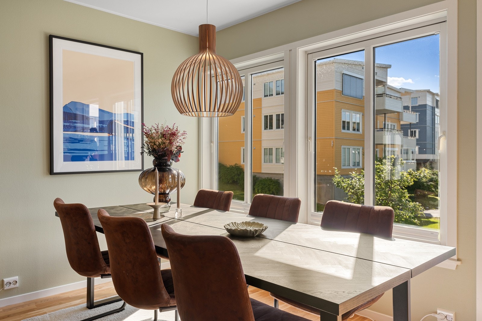 Spisebordet har sin naturlige plass mellom kjøkken og stue. Galleribilde