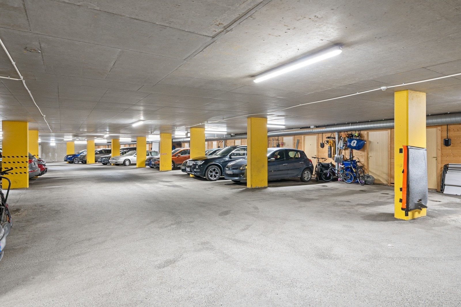 Leiligheten disponerer en fast parkeringsplass i felles garasjeanlegg. Galleribilde