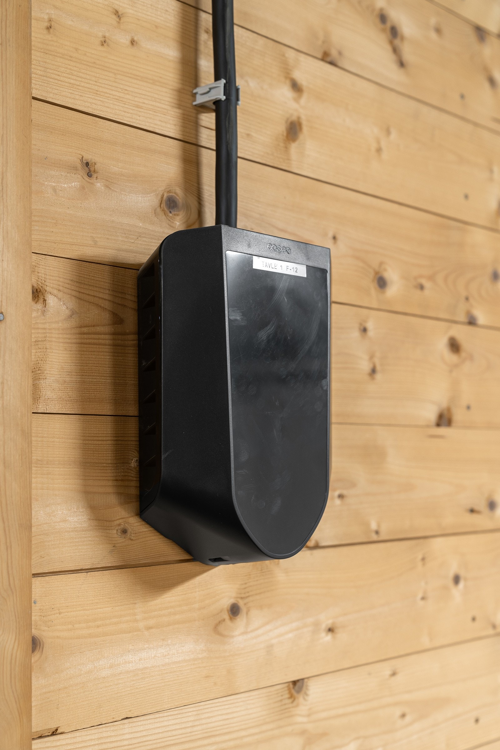 Det er montert elbil-lader på plassen. Galleribilde