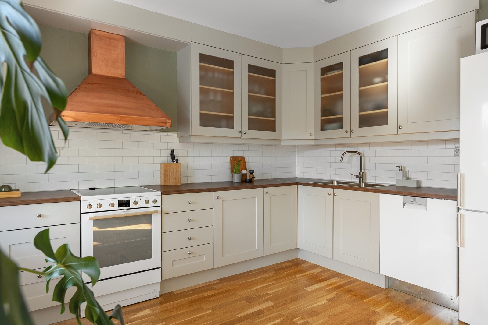 Kjøkkenet har rikelig med skap- og benkeplass, med mye oppbevaring og praktiske arbeidsflater. Galleribilde