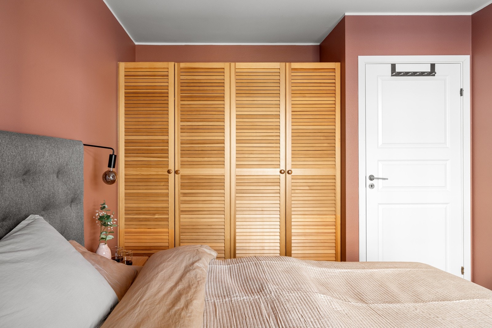 Her er det garderobeskap med god oppbevaringsplass. Galleribilde