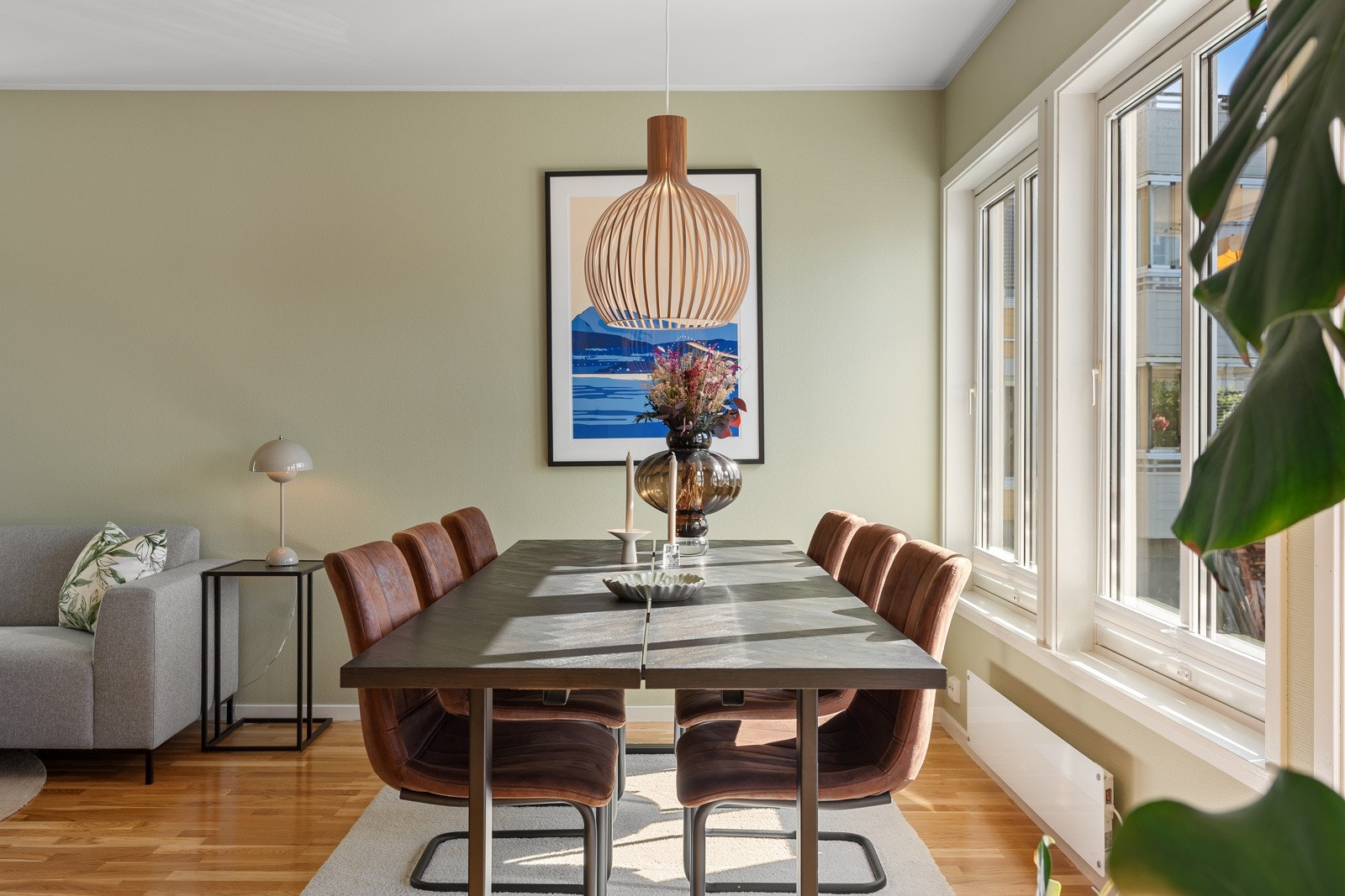 Store vindusflater slipper inn rikelige mengder med naturlig lys. Galleribilde