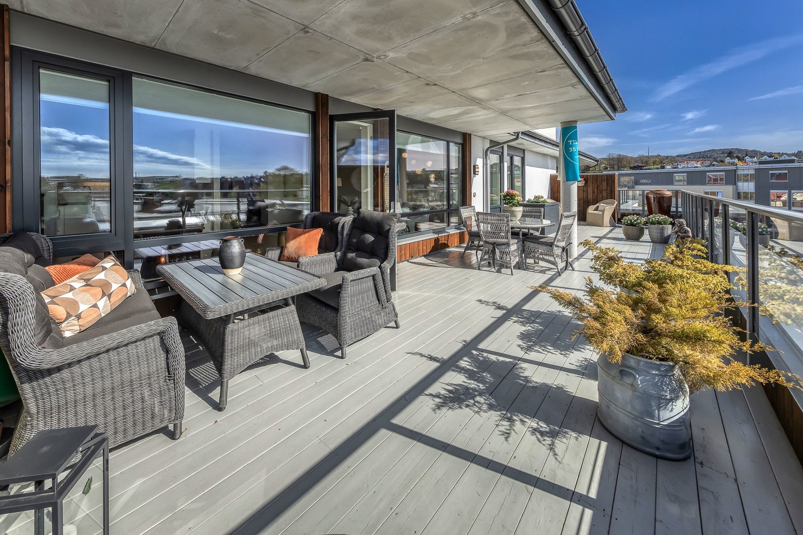 Stor solrik terrasse med vidt utsyn utover Hjellevannet og Bakkestranda m.m. Galleribilde