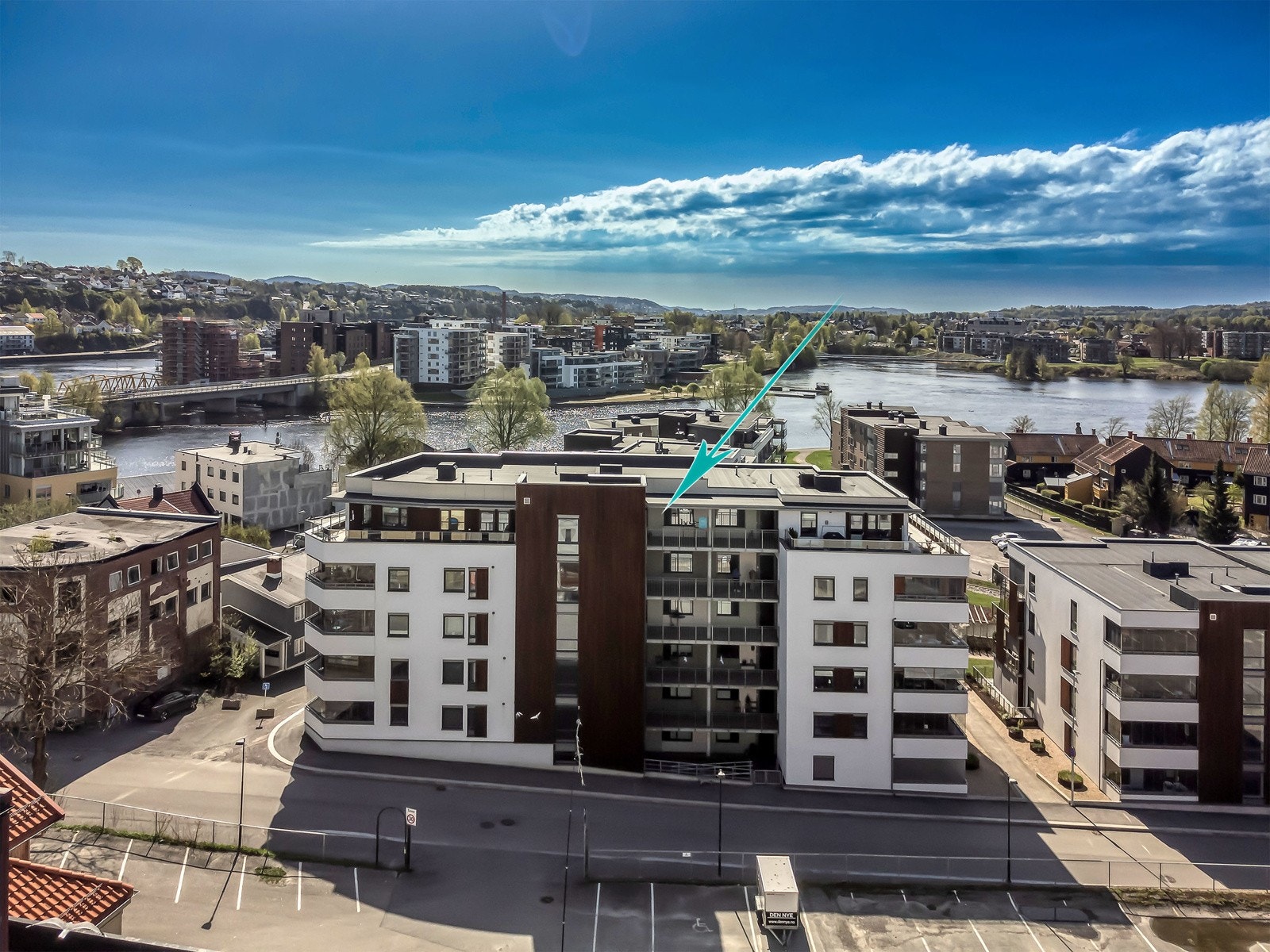 Nærhet og utsikt til Hjellevannet og Bakkestranda. Galleribilde